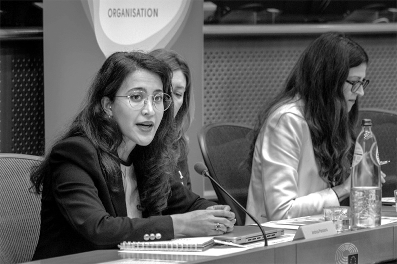 IHE:s Andrea Manzano presenterar om kvinnors cancer i Europaparlamentet